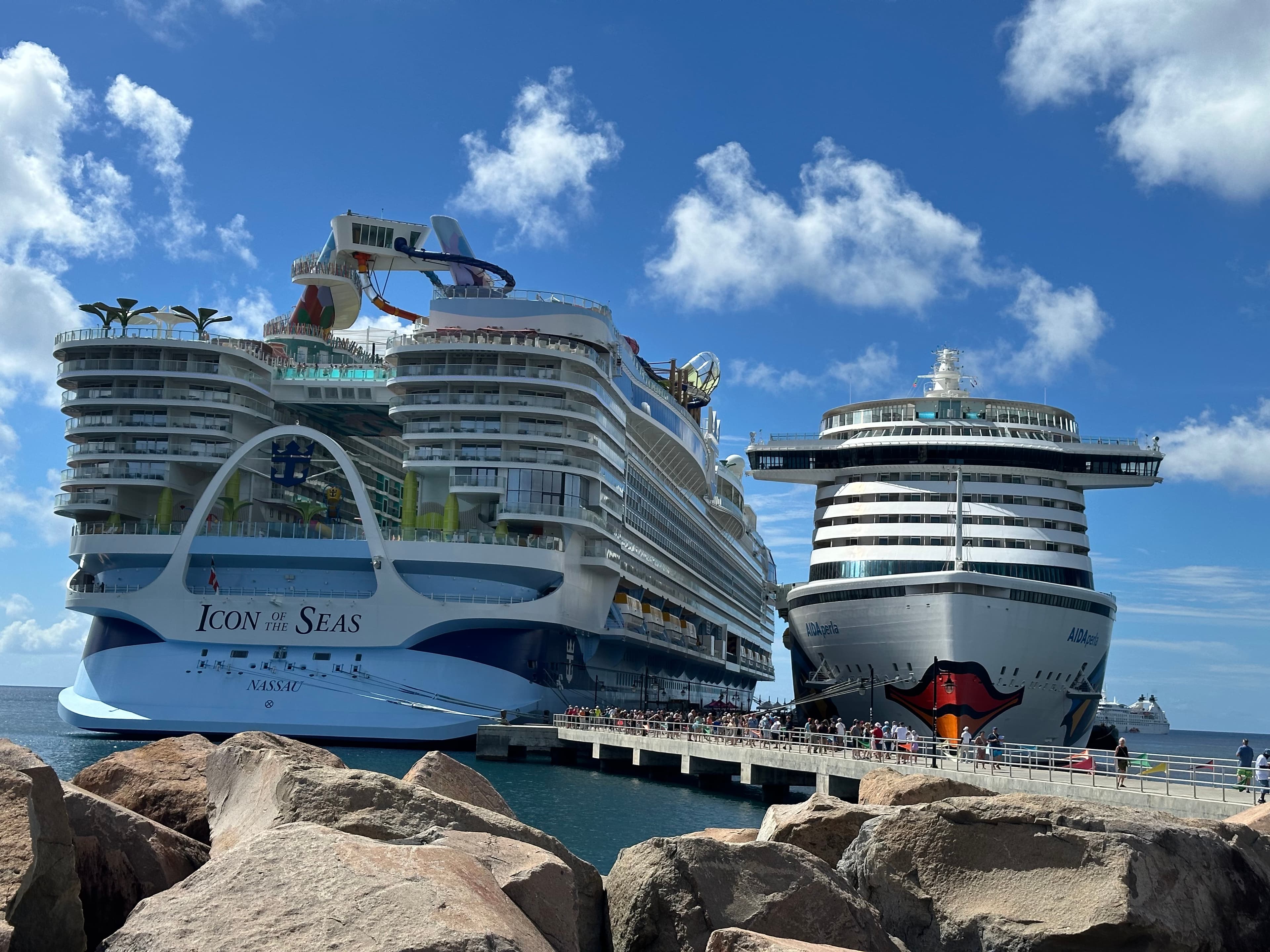 AIDAperla neben Icon of the Seas im karibischen Hafen