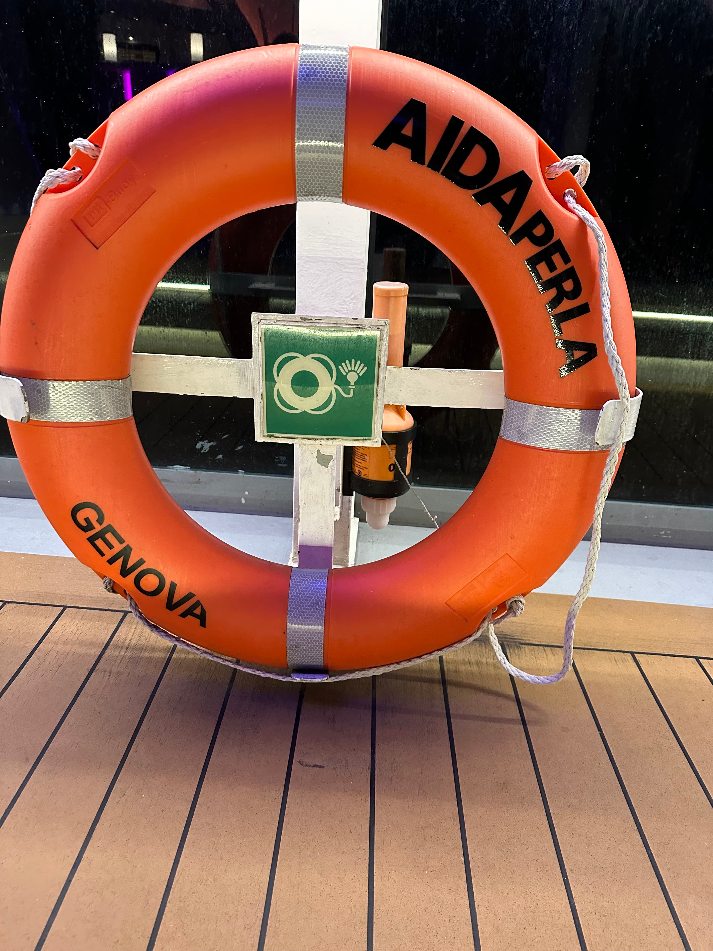 AIDA Rettungsring mit AIDA-Logo an Deck