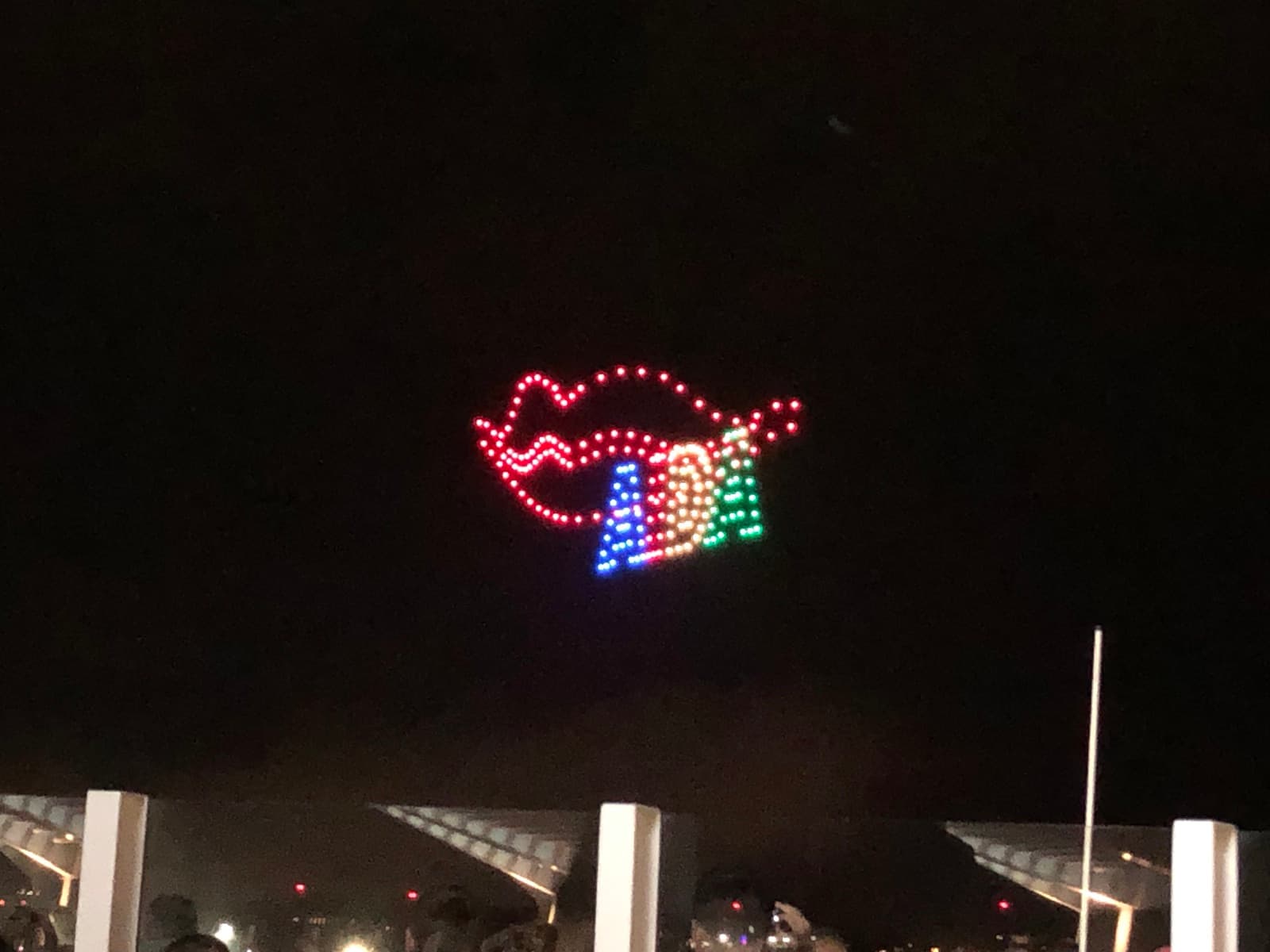 AIDA-Logo als bunte Drohnenformation am Nachthimmel