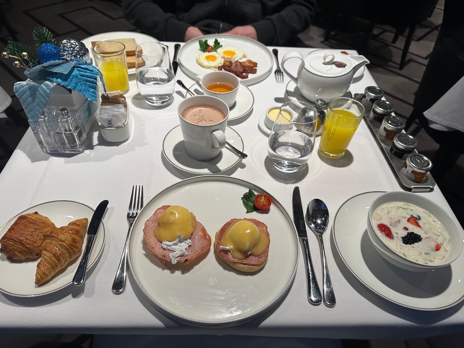 Üppiges Frühstück im Bordrestaurant