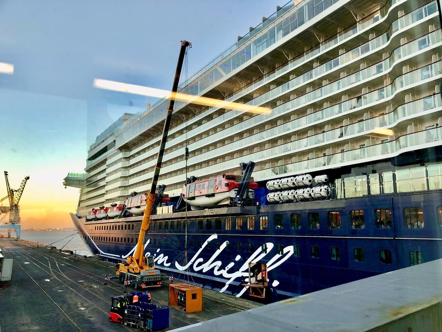 Mein Schiff im Hafen bei Sonnenuntergang