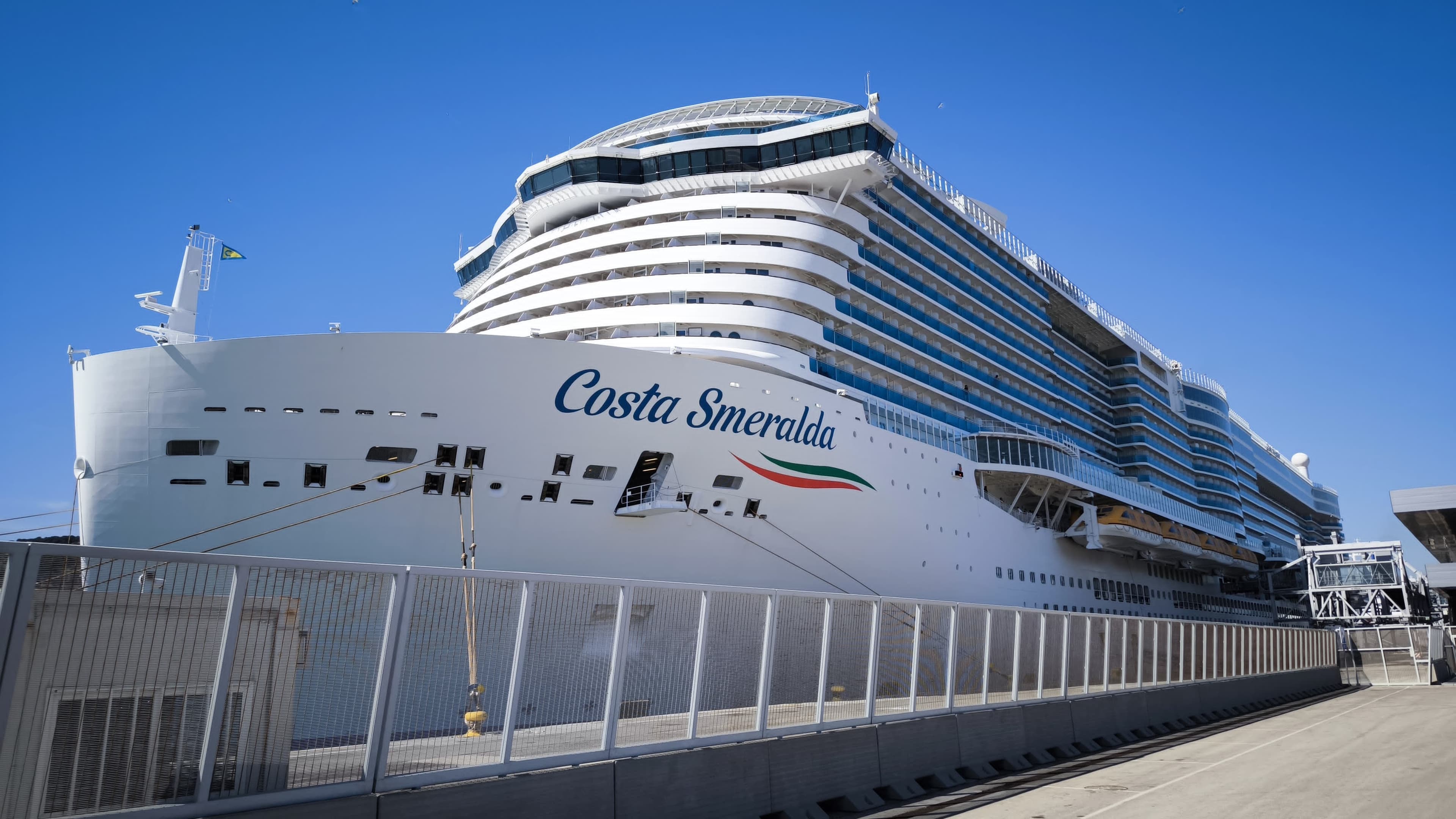 Costa Smeralda im Hafen — voller Schiffsname am Rumpf