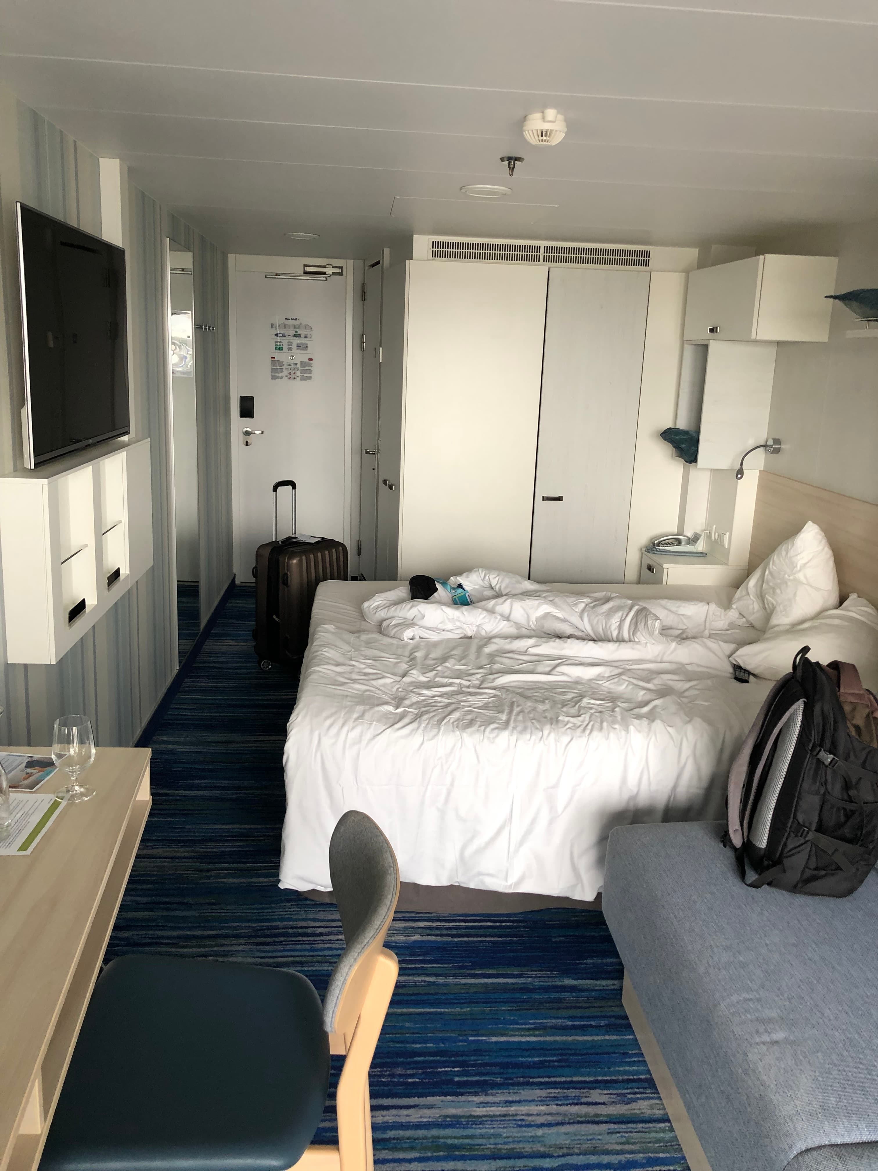 Balkonkabine — Bett von der anderen Seite mit Schrank und TV-Bereich