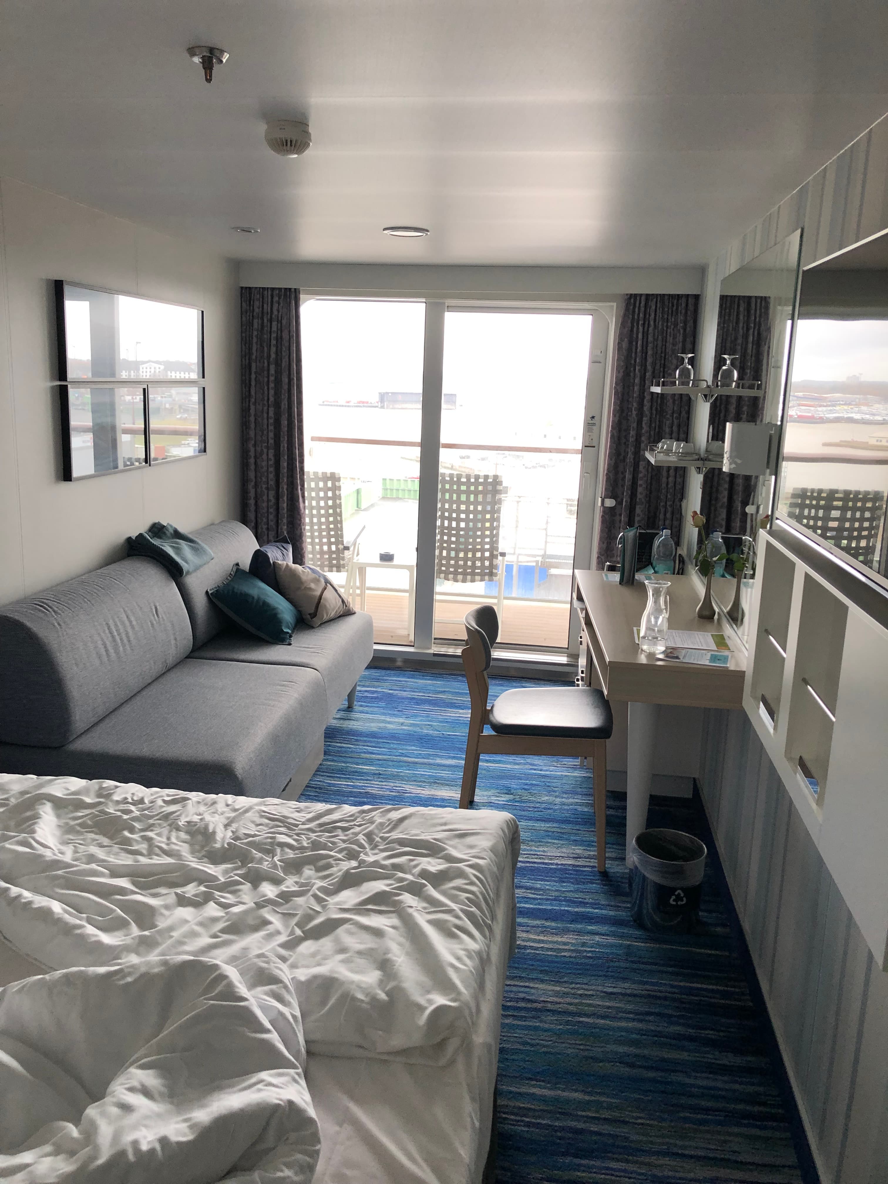Balkonkabine — Bett und Sofa mit Blick zur Schiebetür