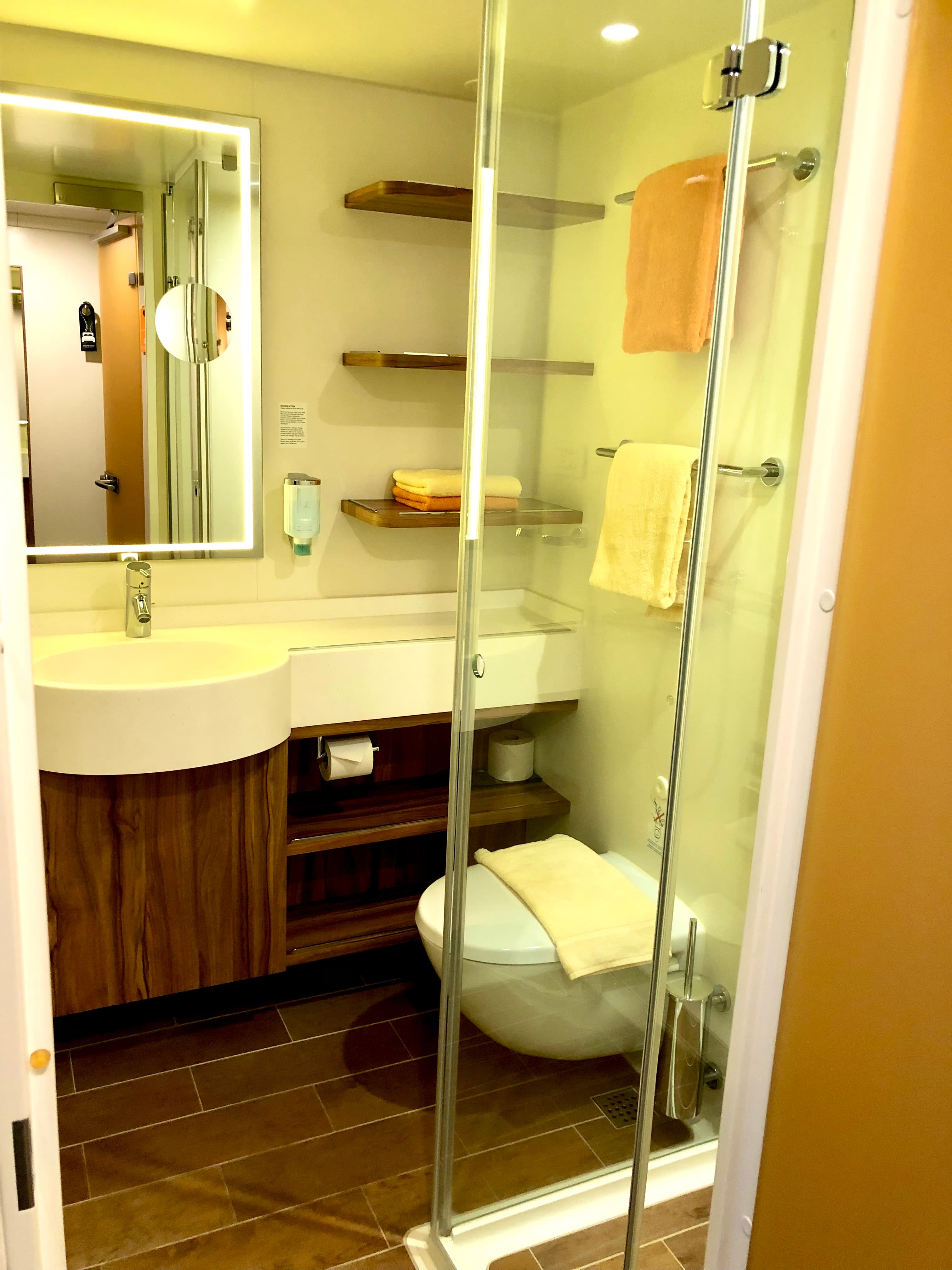 Vorschiffskabine — Badezimmer mit Glasdusche und Doppelwaschbecken