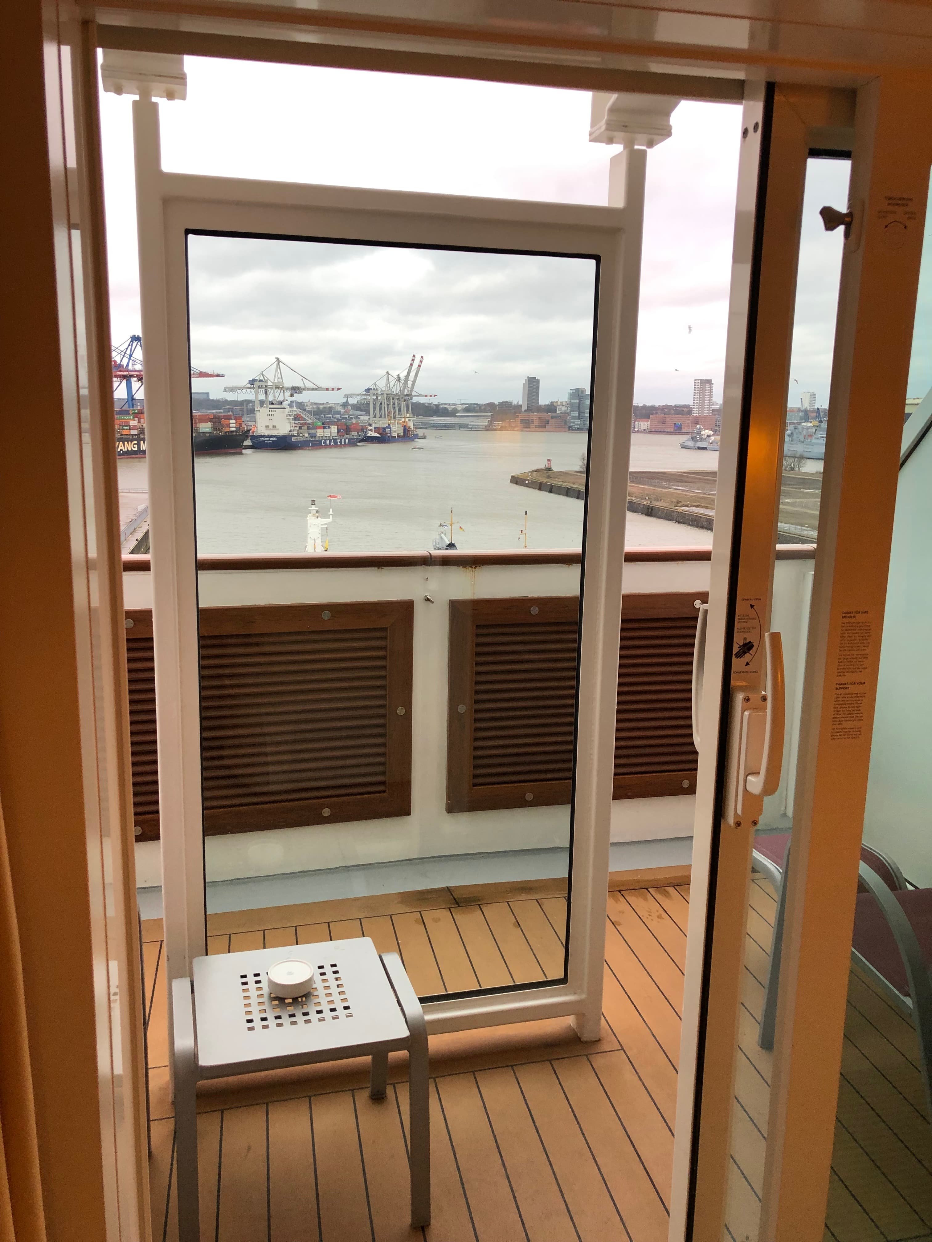 Vorschiff-Balkon — Glasscheibe als Windschutz mitten auf dem Balkon