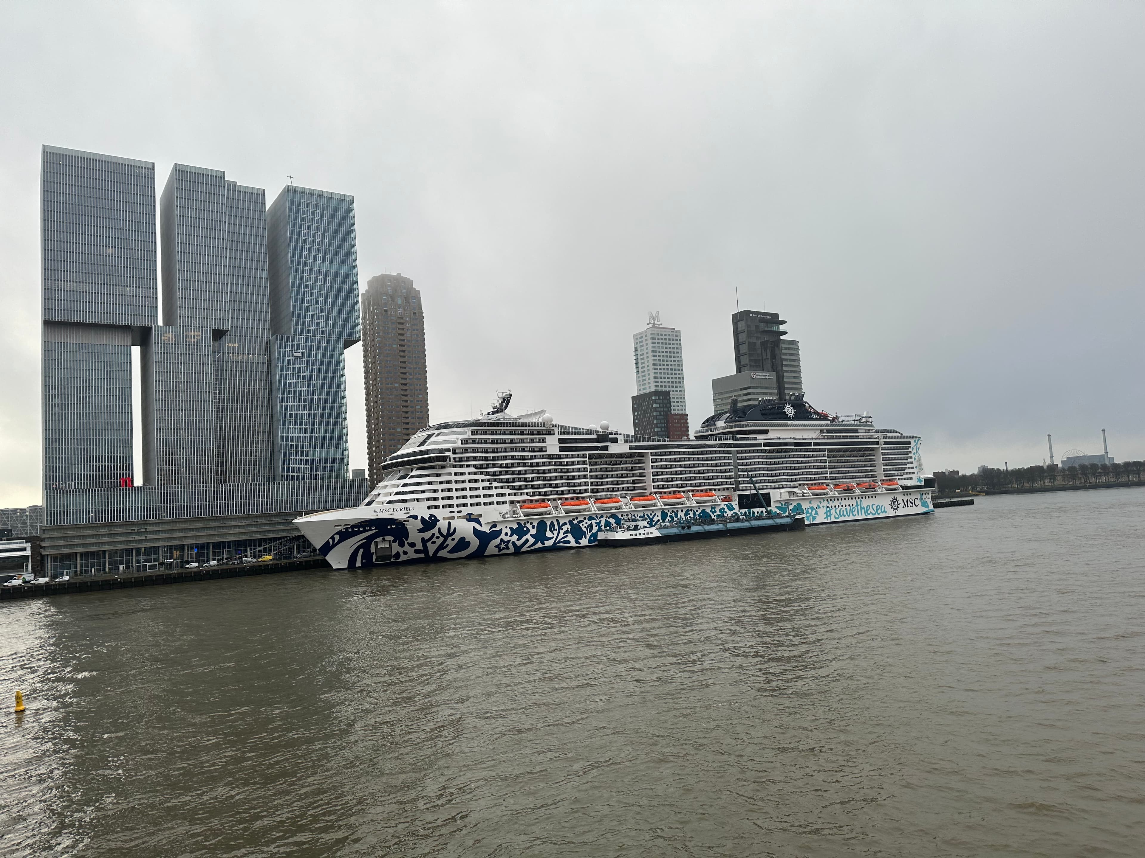 MSC Euribia in Rotterdam mit #savethesea Beschriftung