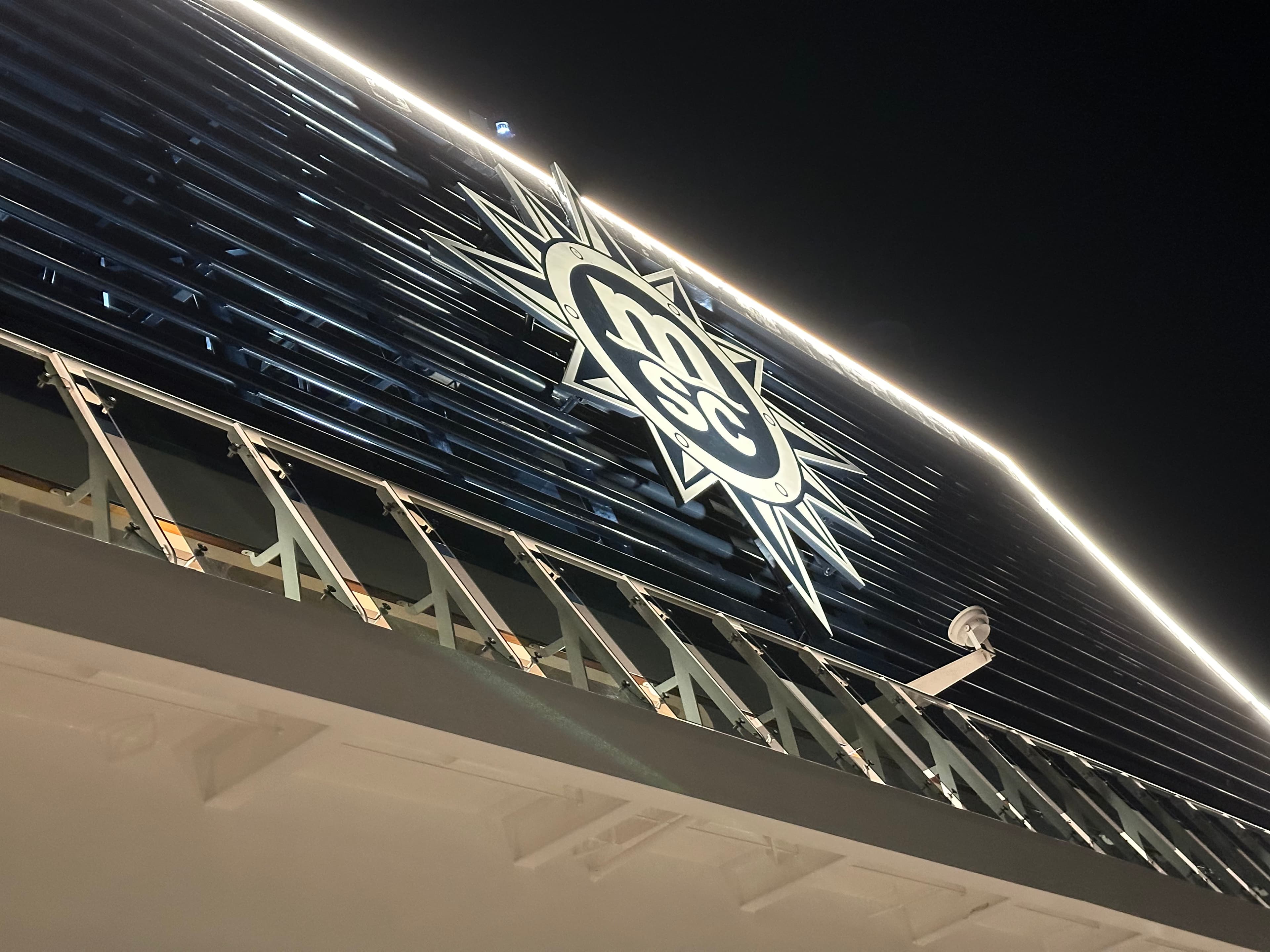 MSC-Sonnen-Emblem der Euribia bei Nacht