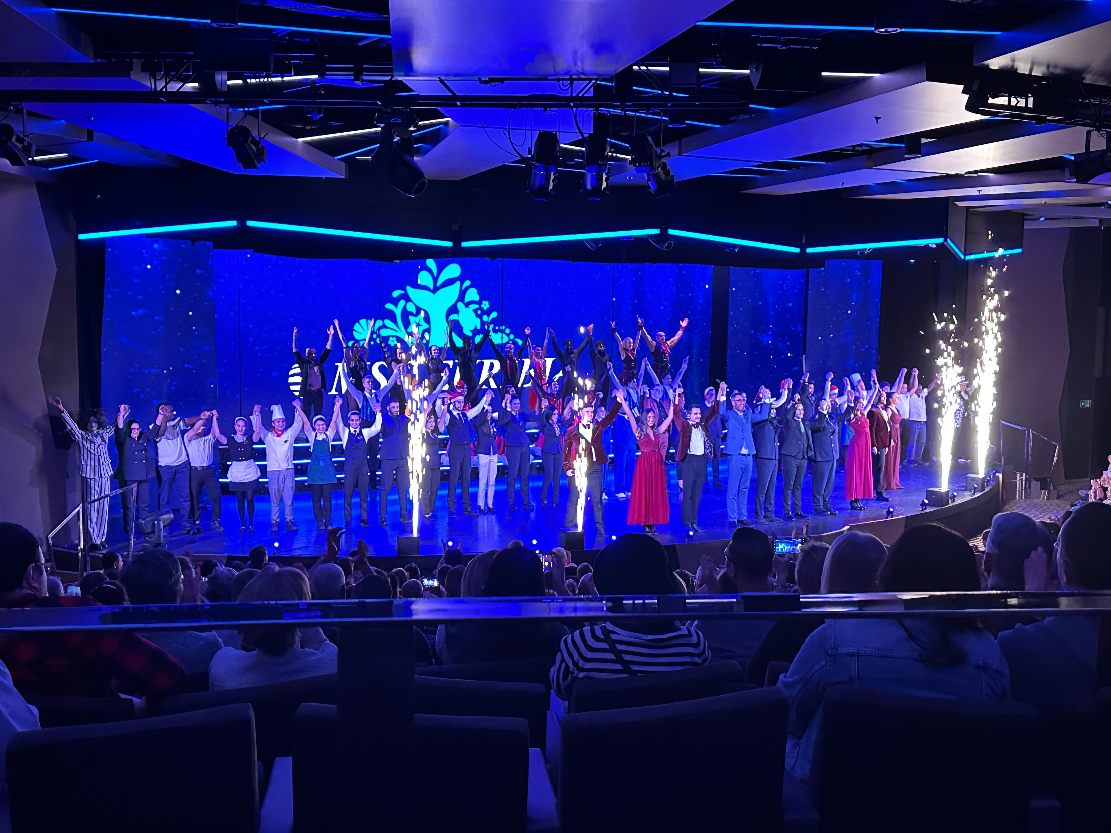 Große Showbühne an Bord der MSC Euribia