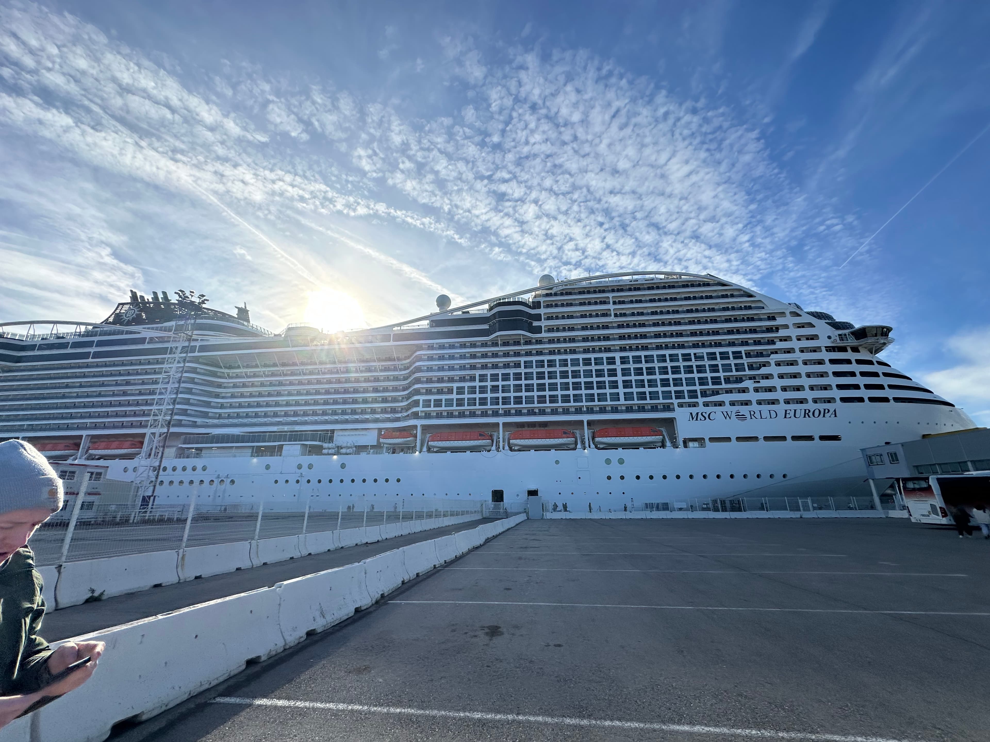 MSC World Europa im Hafen bei strahlendem Sonnenschein