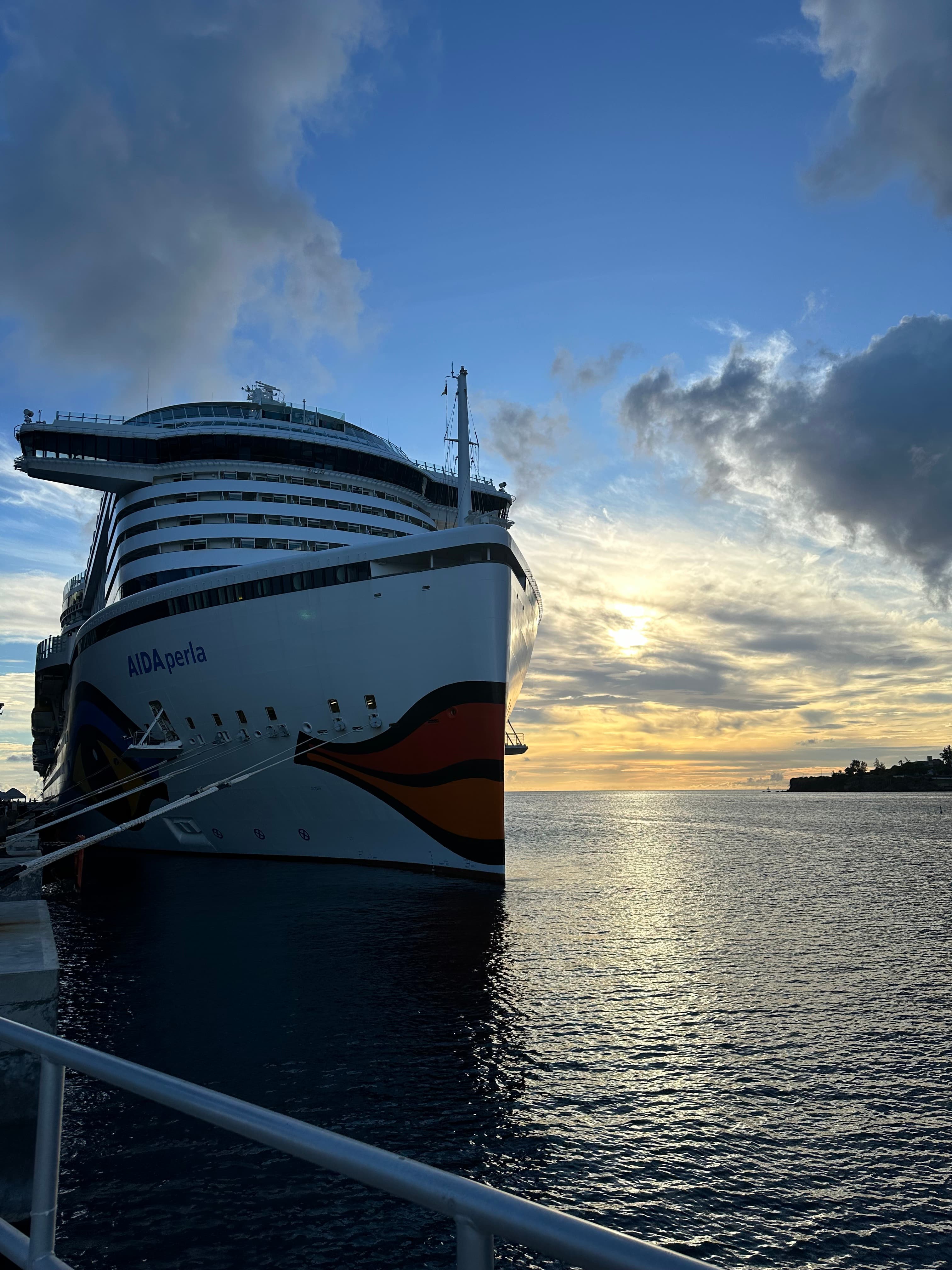 AIDAperla im Hafen bei Sonnenuntergang