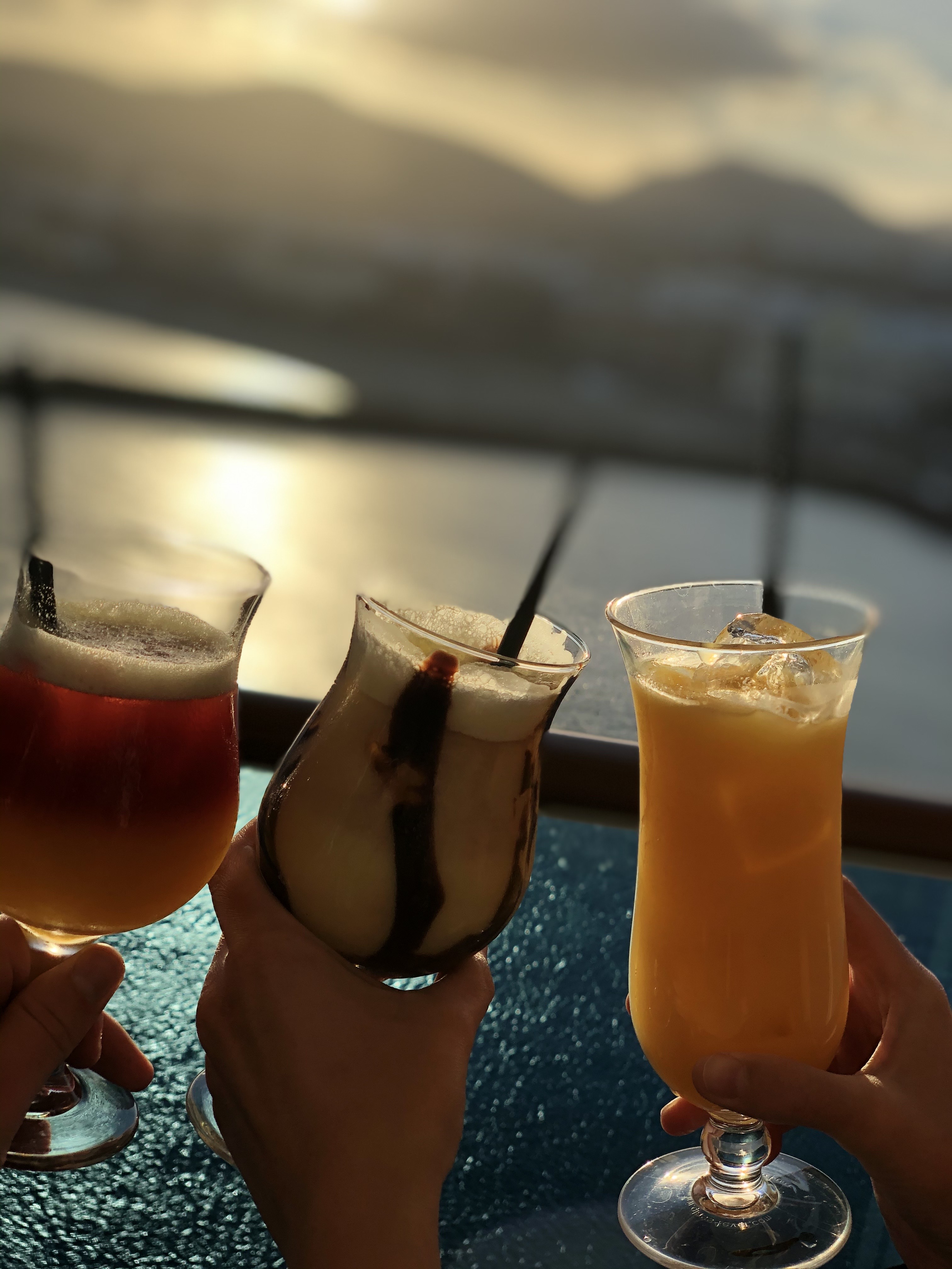 Drei farbige Cocktails auf einem Beistelltisch in der Bordbar